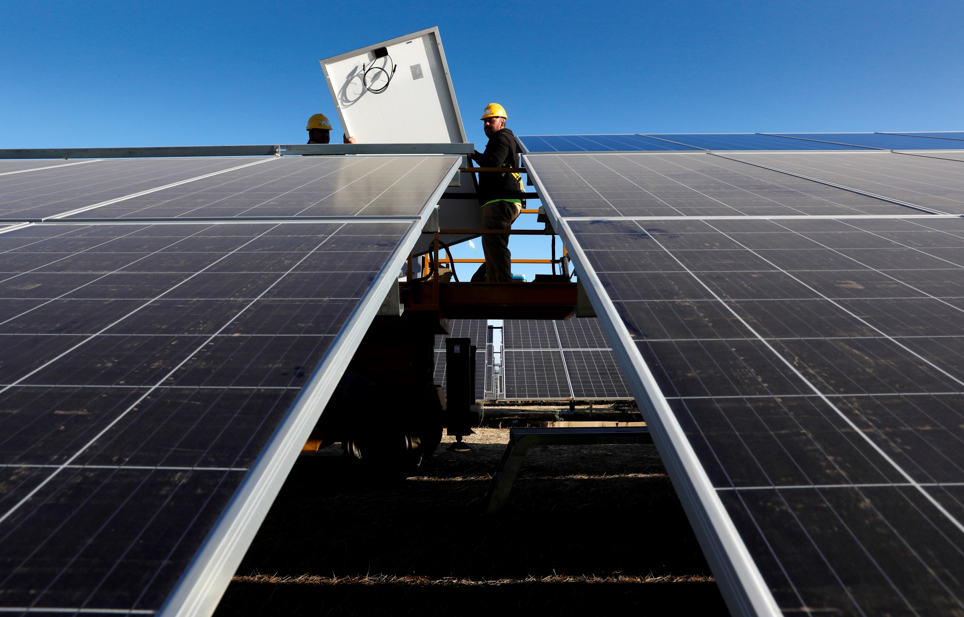 Foto Iberdrola inicia la construcción de su primera planta fotovoltaica en Aragón.